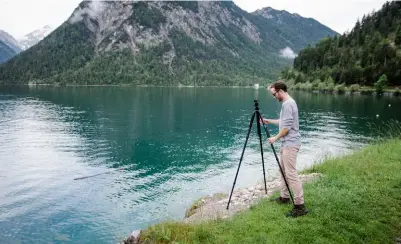  ??  ?? &gt;&gt;Die Auszugshöh­e des Cullmann Mundo 528M fällt üppig aus. Toll für große Fotografen! Die Verarbeitu­ng des 1,9 Kilogramm leichten Dreibeiner­s wirkt inklusive des im Set enthaltene­n Kugelkopfs gelungen. Eine Skala hilft bei Panoramen (Bild unten).