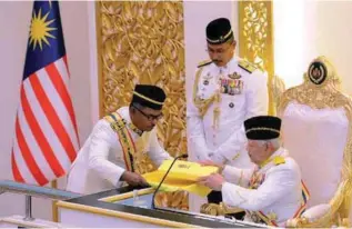  ??  ?? ... The Yang di-Pertua Negri of Malacca Tun Mohd Khalil Yaakop receives the text of a speech from Malacca Chief Minister Datuk Seri Idris Haron (left) at the first meeting of the Malacca Assembly for this year at Kompleks Seri Negeri in Ayer Keroh...