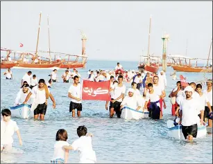  ?? KUNA photo ?? Participan­ts of the 31st diving festival returning from their trip.