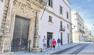  ?? MANUEL ARAGÓN PINA ?? La Casa de las Cadenas y el Palacio de Roque Aguado (al fondo), dos casas-palacio situadas en un lateral de la plaza.