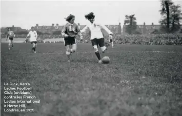  ??  ?? Le Dick, Kerr’s Ladies Football Club (en blanc) contre les French Ladies Internatio­nal à Herne Hill, Londres, en 1925