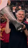  ?? ?? Il primo trofeo dell’era Usa
Josè Mourinho alza la coppa della Conference League. La Roma l’ha conquistat­a il 25 maggio battendo in finale (1-0 a Tirana) gli olandesi del Feyenoord AFP