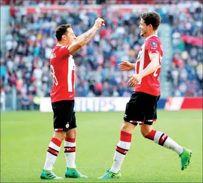  ??  ?? El mexicano Andrés Guardado (izquierda) dio tres pases para gol y anotó uno en la victoria 5-0 del PSV ante el Willem II, en la fecha 30 de la liga holandesa ■ Foto tomada del Twitter del PSV