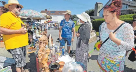  ?? FOTO: BERND BAUR ?? Strohhutko­pfbedeckun­g bei Händlern und Schnäppche­njägern: Beim Großschafh­auser Flohmarkt kamen beide auf ihre Kosten.