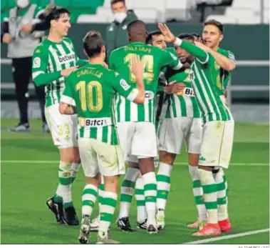  ?? JULIO MUÑOZ / EFE ?? Los jugadores del Betis forman una piña tras el gol al Getafe de Bordalás.