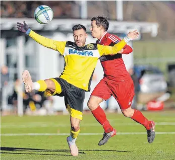  ?? FOTO: THOMAS SIEDLER ?? Vedat Yel (l.) und Waldhausen holten ein 0:3 gegen Bettringen um Jannis Widmann auf.