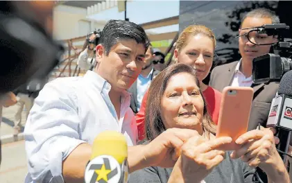  ?? REUTERS ?? Selfie. Carlos Alvarado, ayer, en la puerta de su casa en San José. El ex periodista tiene 38 años.