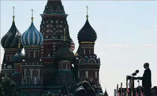  ?? RAMIL SITDIKOV / AFP ?? Vladímir Putin, el miércoles en su alocución en la plaza Roja de Moscú, durante el desfile de la Victoria que quedó aplazado el 9 de mayo