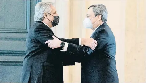  ?? FILIPPO ATTILI / EFE ?? El primer ministro italiano, Mario Draghi (derecha), recibiendo ayer en Roma al presidente argentino, Alberto Fernández