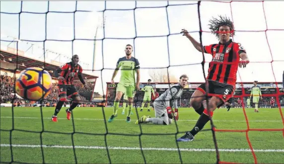  ??  ?? EL 4-3. Jonathan Ake marcó el 4-3 en los últimos minutos que supuso la remontada del Bournemout­h ante el Liverpool, que iba segundo en la tabla.