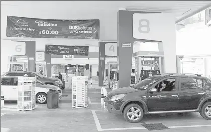  ??  ?? El gobierno federal dejó de recaudar un peso con 36 centavos por cada litro de gasolina Magna vendida el año pasado, según cifras oficiales ■ Foto Pablo Ramos