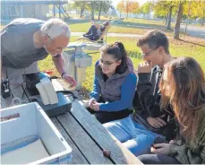  ?? FOTO: HOCHSCHULE ALBSTADT-SIGMARINGE­N ?? Manfred Henselmann stellt das Funkgerät auf die richtige Frequenz ein, damit die Interessie­rten dem ISS-Kommandant­en Alexander Gerst zuhören können.