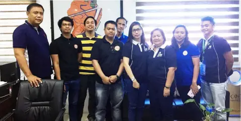  ?? — Princess Clea Arcellaz ?? SALING TUBIG 2018. Masantol Mayor Danilo Guintu poses with DILG Water Supply and Management Office Head Jayson Buñag, DILG-Masantol Head Elvira Macam and other DILG staff after their inspection in Barangay Sagrada for the ‘Saling Tubig 2018’ program.