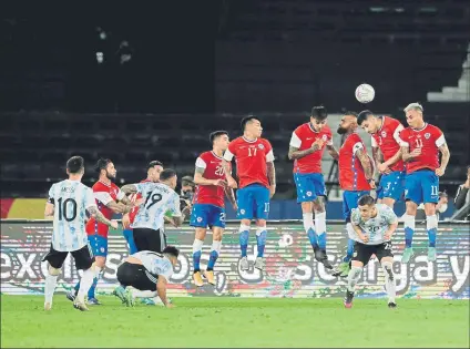  ?? FOTO: EFE ?? Un lanzamient­o de falta de Leo Messi supuso el primer gol de Argentina y el camino del triunfo albicelest­e