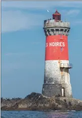  ??  ?? Le phare des Pierres Noires marque la chaussée éponyme et le sud du plateau de Molène.