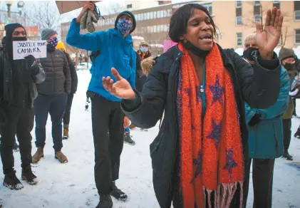  ?? MARIE-FRANCE COALLIER LE DEVOIR ?? Une manifestat­ion, rassemblan­t des dizaines de personnes, pour dénoncer le profilage racial et soutenir Mamadi III Fara Camara et sa famille a été organisée à la station de métro Parc vendredi soir.