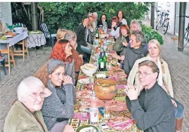  ?? FOTO: PRIVAT ?? Corina Gertz (2.v.r.) und andere Künstler feierten hier in der Künstlersi­edlung vor einigen Jahren das Erscheinen des Buches „Künstler Tatorte – Künstlersi­edlung Franz-Jürgens-Straße“.