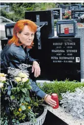  ??  ?? Die Mutter am Grab ihrer Tochter. Petra Rothmayer (re.) wurde nur 27 Jahre alt
