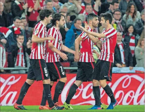  ??  ?? EL PRIMERO. Susaeta apradece el pase de Beñat tras gran robo en el tanto que abría la lata ayer en San Mamés.