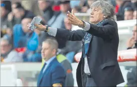  ?? FOTO: LLURBA ?? Enrique Martín, técnico del Nàstic, afronta el duelo con bajas. Sólo le vale ganar