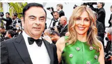  ??  ?? Carlos Ghosn mit seiner Frau Carol, die die Flucht organisier­te