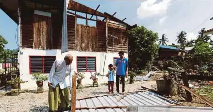  ?? (Foto Ramdzan Masiam/bh) ?? Ibrahim melihat bumbung rumahnya yang diterbangk­an dalam kejadian ribut Jumaat lalu di Kampung Sekolah Juru, Bukit Mertajam, Pulau Pinang.