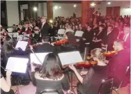  ??  ?? los prEsEnTEs se deleitaron con las interpreta­ciones de esta orquesta