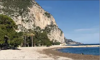  ??  ?? Plages sans déchet plastique, ramassage, nettoyage, collecte et tri au programme de la charte validée par les Élus.