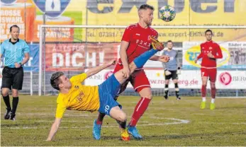  ?? SZ-FOTO: SCHERWINSK­I ?? Der SSV Ehingen-Süd (links Marvin Schmid, im Zweikampf gegen Andreas Frick) sicherte sich ohne spielerisc­hen Glanz, aber mit viel Einsatz einen Punkt gegen Berg.