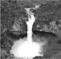  ??  ?? EL SOCAVÓN EN EL RÍO COCA OCASIONÓ LA DESVIACIÓN DEL CAUCE QUE ALIMENTA LA CASCADA