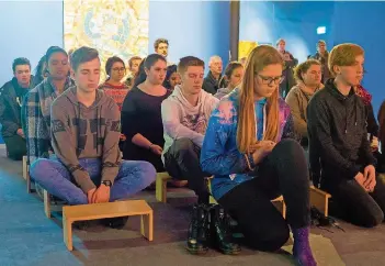  ?? FOTO: OLIVER DIETZE ?? Augen schließen und den Kopf frei kriegen. In einer 15-minütigen Meditation lernten Jugendlich­e, wie buddhistis­che Mönche Körper und Geist entspannen.