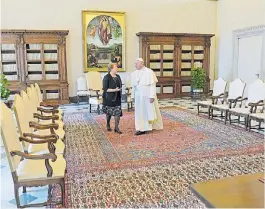  ?? AFP ?? Juntos. El Papa y Michelle Bachelet, en el Vaticano en 2015.