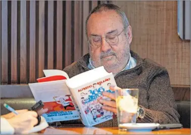  ?? ?? Alfredo Relaño, con un ejemplar de su libro ‘366 historias (o más) de los Juegos...’ durante la entrevista.
