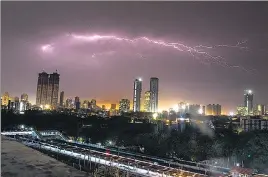  ?? SATISH BATE/HT PHOTO ?? Premonsoon showers lashed Mumbai on Saturday evening.