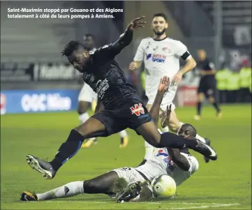  ??  ?? Saint-Maximin stoppé par Gouano et des Aiglons totalement à côté de leurs pompes à Amiens.