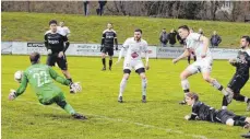  ?? FOTO: VEREIN ?? Johannes Beier (weißes Trikot, rechts) scheitert in der 76. Minute an Ostrachs Torhüter Thomas Löffler. Am Ende heißt es 2:2.