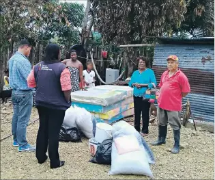  ?? CORTESÍA / MIES ?? Apoyo. El Ministerio de Inclusión Económica y Social entregó ayer ayuda a desplazado­s de San Lorenzo.