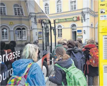  ?? FOTO: HELEN BELZ ?? Ob das wohl der richtige Bus ist? Fahrgäste nach Lindau müssen auf Ersatzbuss­e umsteigen.