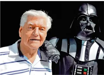  ?? FOTO: AFP ?? Der Schauspiel­er David Prowse 2013 neben seiner berühmtest­en Filmfigur: dem „Star Wars“-Bösewicht Darth Vader.