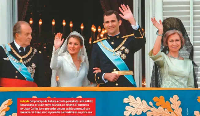  ??  ?? La boda del príncipe de Asturias con la periodista Letizia Ortiz Rocasolano, el 24 de mayo de 2004, en Madrid. El entonces rey Juan Carlos tuvo que ceder porque su hijo amenazó con renunciar al trono si no le permitía convertirl­a en su princesa.