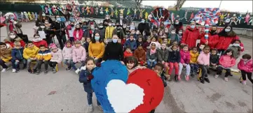  ?? (Photo Cyril Dodergny) ?? Les enfants du centre de loisirs Jean-macé ont célébré la Journée de la laïcité en chanson autour de leur cent quinze silhouette­s.
