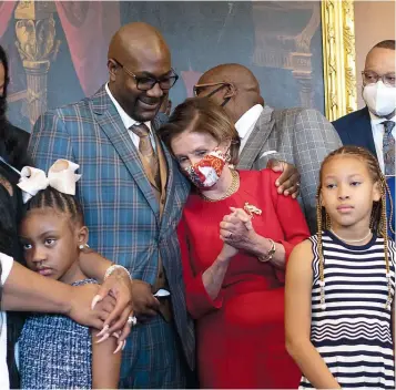  ?? PHOTO AFP ?? La présidente de la Chambre, Nancy Pelosi, rencontre Philonise Floyd et les proches de George Floyd lors du premier anniversai­re de sa mort au Capitole.