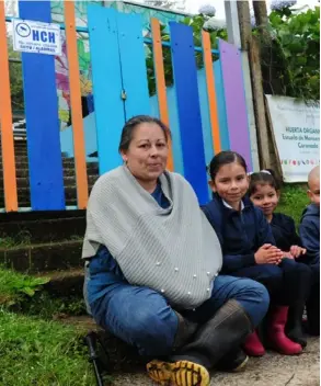  ?? MArVin CArAVACA ?? Wendy Castro con sus hijos Nayely, Nataly y Santiago, en la Escuela Monserrat, centro unidocente en Cascajal.