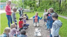  ?? FOTO: CE ?? Zu Beginn erklärt Sabine Reußink (Mitte) den Schülern, wie man Fernglas, Lupe und Pinsel benutzt, um mit den gesammelte­n Tieren behutsam umzugehen.