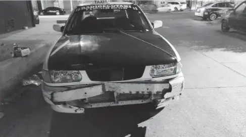  ?? Foto: ?? El taxi solamente sufrió daños en la facia delantera tras el impacto con la motociclet­a.