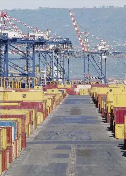  ?? Ansa ?? Snodo Il porto di Gioia Tauro (Reggio Calabria) con navi e container