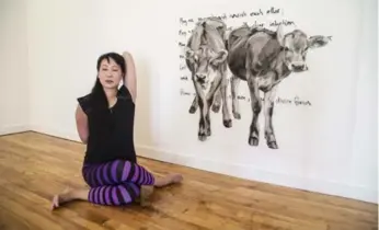  ?? BERNARD WEIL PHOTOS/TORONTO STAR ?? YuMee Chung at Octopus Garden Holistic Yoga Centre, which displays a painting by Canadian artist Sarah Hillock.