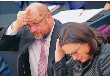  ?? FOTO: KUMM/DPA ?? Wie tief stecken sie in der Klemme? SPD-Chef Martin Schulz und die Fraktionsv­orsitzende Andrea Nahles werben an der Parteibasi­s für die große Koalition mit der Union – alles andere als ein Selbstläuf­er.