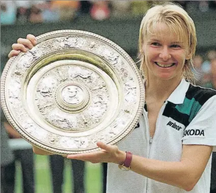  ?? FOTO: AP ?? Jana Novotna, en su día más especial como tenista. Campeona de Wimbledon 1998