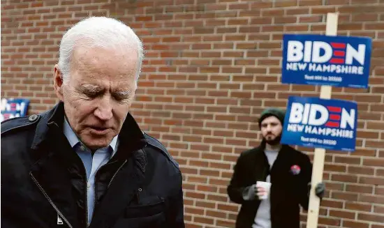  ?? Carlos Barría/Reuters ?? Ex-vice-presidente e pré-candidato democrata, Joe Biden deixa local de votação em New Hampshire